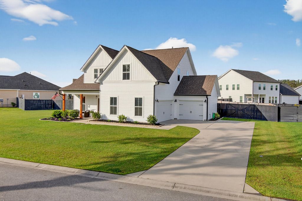 Image 2 of property listing at 105 Edisto Crossing Court, Ridgeville, SC 29472