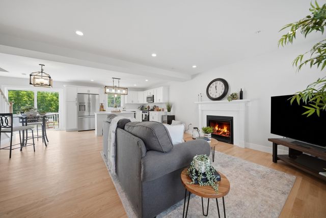 8 Robin Way 7, Chester, NH 03036