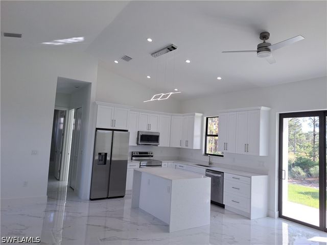 2915 28th ST SW, Lehigh Acres, FL 33976