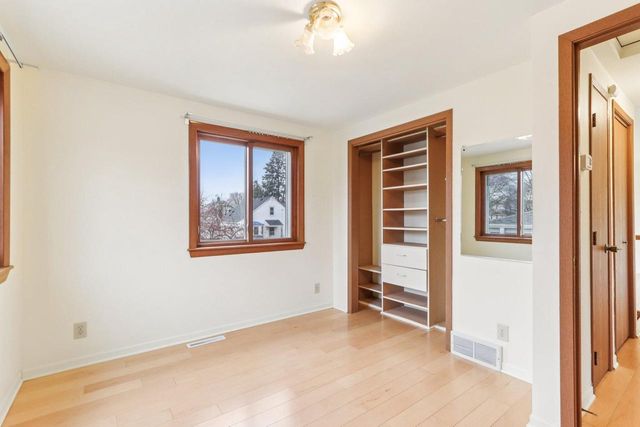1925 E Van Beck AVENUE, Saint Francis, WI 53235