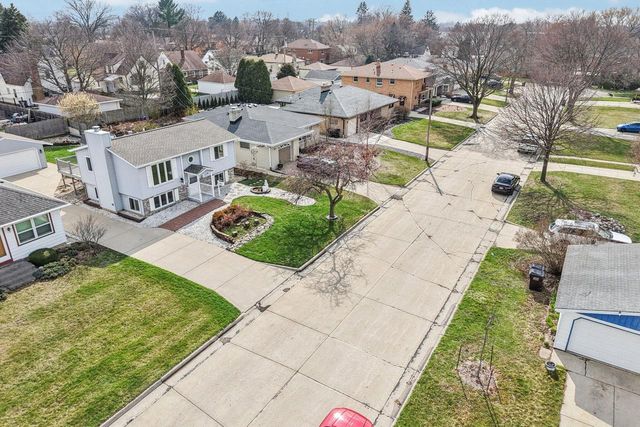 1925 E Van Beck AVENUE, Saint Francis, WI 53235