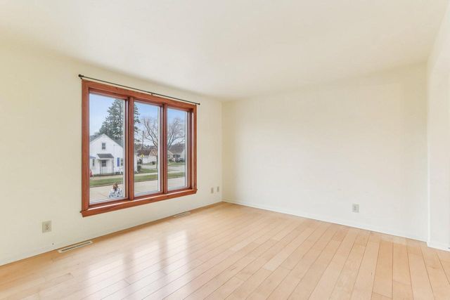 1925 E Van Beck AVENUE, Saint Francis, WI 53235