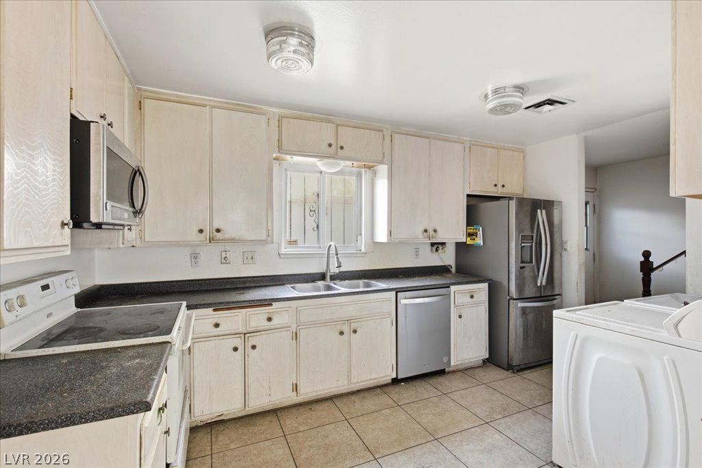 179 Greenbriar Townhouse Way, Las Vegas, NV 89121 — photo 3