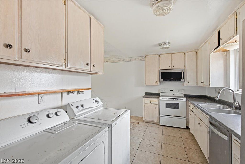 179 Greenbriar Townhouse Way, Las Vegas, NV 89121 — photo 5