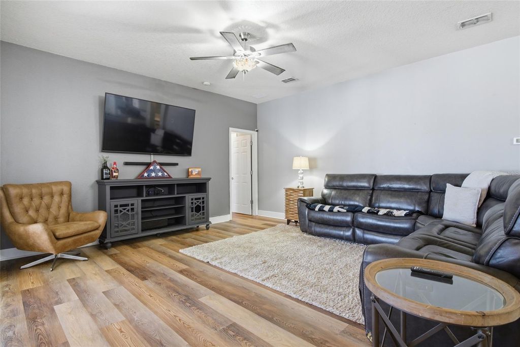 Image 5 of property listing at 5347 CAPE HATTERAS DRIVE, Clermont, FL 34714