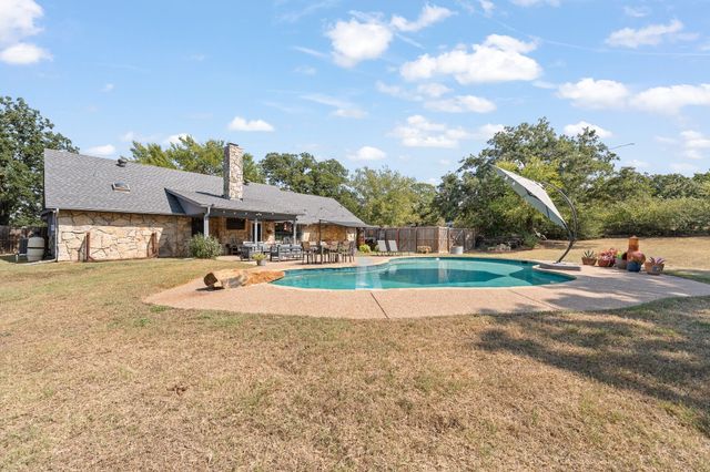 312 Trailwood Drive, Joshua, TX 76058