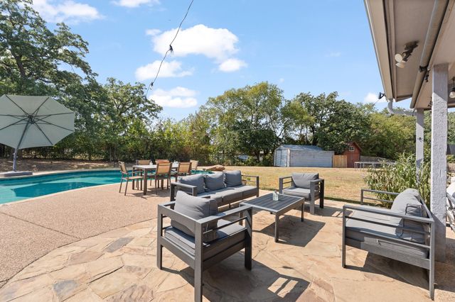312 Trailwood Drive, Joshua, TX 76058