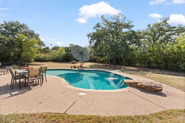 312 Trailwood Drive, Joshua, TX 76058