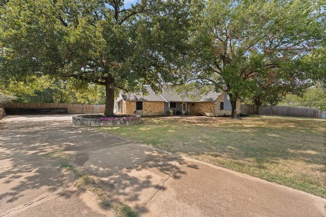 312 Trailwood Drive, Joshua, TX 76058
