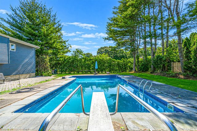 14 Stanley Place, Hauppauge, NY 11788