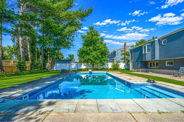 14 Stanley Place, Hauppauge, NY 11788