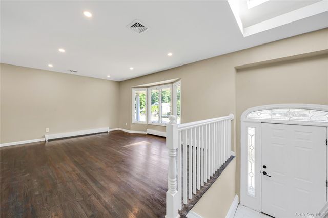 14 Stanley Place, Hauppauge, NY 11788