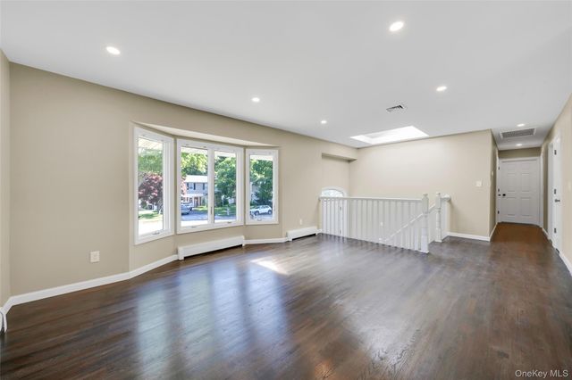 14 Stanley Place, Hauppauge, NY 11788