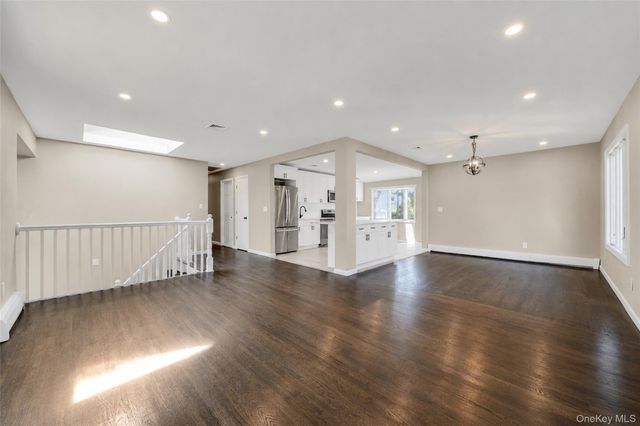 14 Stanley Place, Hauppauge, NY 11788