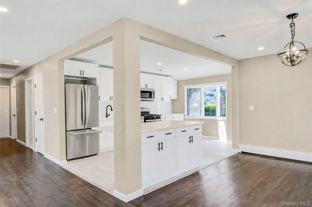 14 Stanley Place, Hauppauge, NY 11788