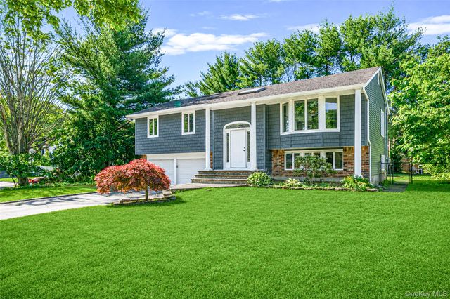 14 Stanley Place, Hauppauge, NY 11788