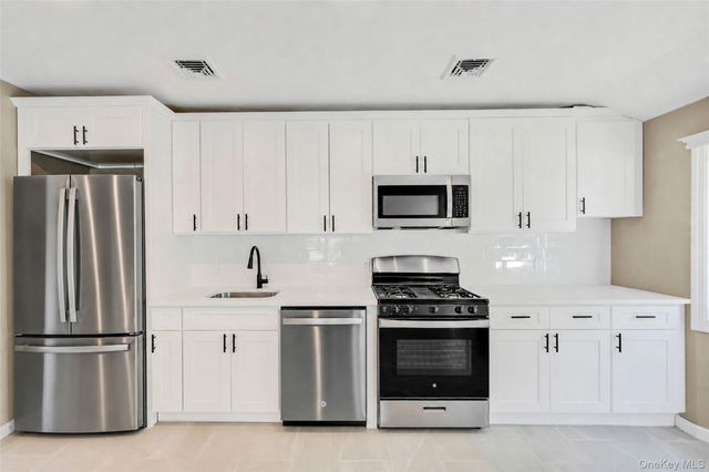 14 Stanley Place, Hauppauge, NY 11788