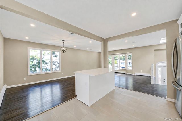14 Stanley Place, Hauppauge, NY 11788