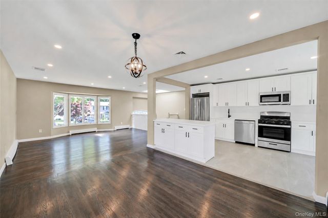 14 Stanley Place, Hauppauge, NY 11788