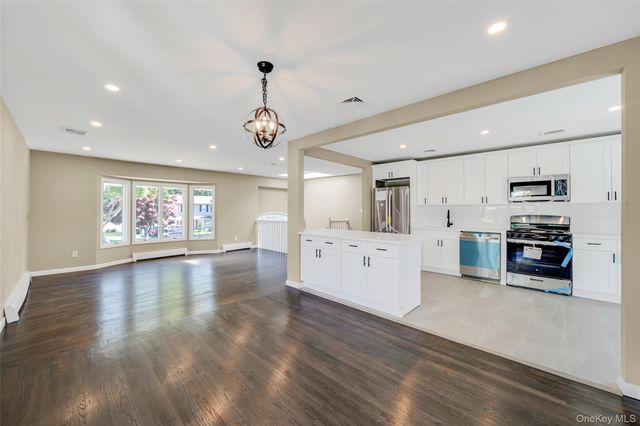 14 Stanley Place, Hauppauge, NY 11788