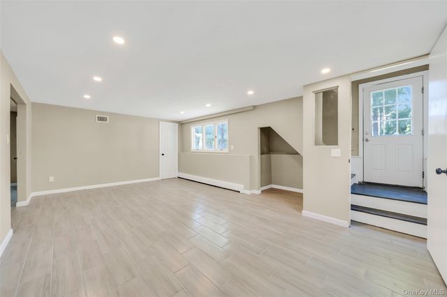 14 Stanley Place, Hauppauge, NY 11788
