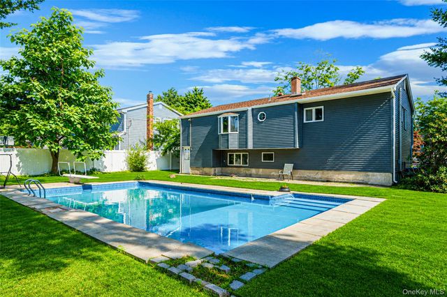 14 Stanley Place, Hauppauge, NY 11788