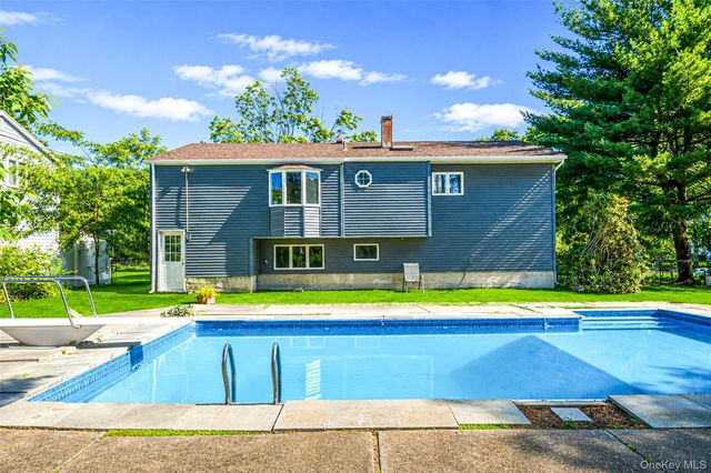 14 Stanley Place, Hauppauge, NY 11788