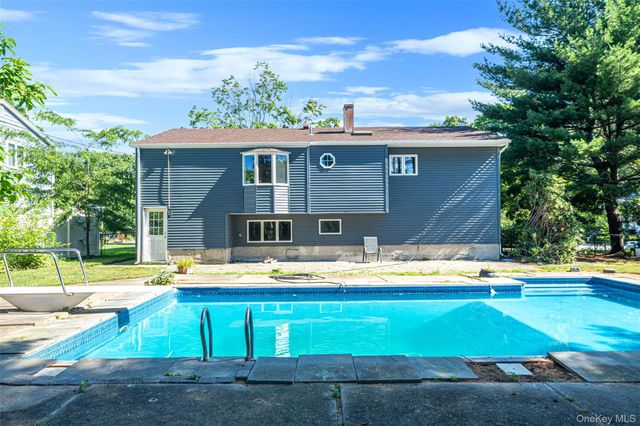 14 Stanley Place, Hauppauge, NY 11788