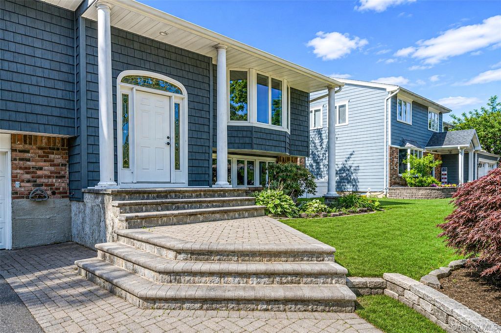 14 Stanley Place, Hauppauge, NY 11788