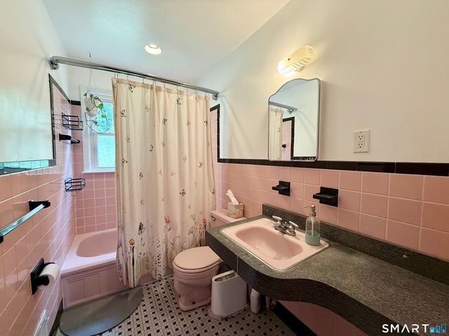 220 Foxon Hill Road, New Haven, CT 06513
