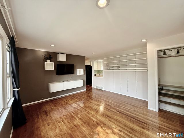 220 Foxon Hill Road, New Haven, CT 06513