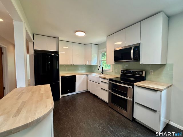 220 Foxon Hill Road, New Haven, CT 06513