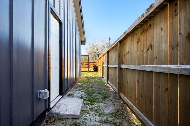 408 Avenue D, Sinton, TX 78387