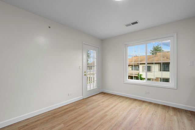 1727 W Hawkes Street 8, Arlington Heights, IL 60004