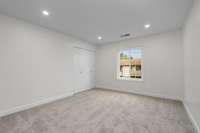 1727 W Hawkes Street 8, Arlington Heights, IL 60004