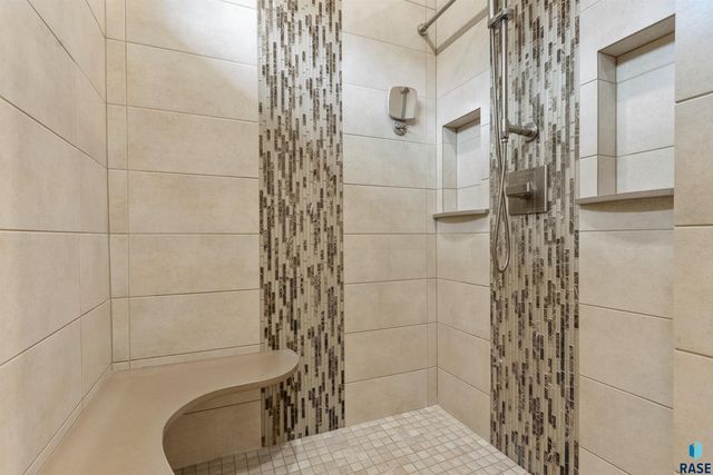 5804 S Lazy Ridge Pl Place, Sioux Falls, SD 57108