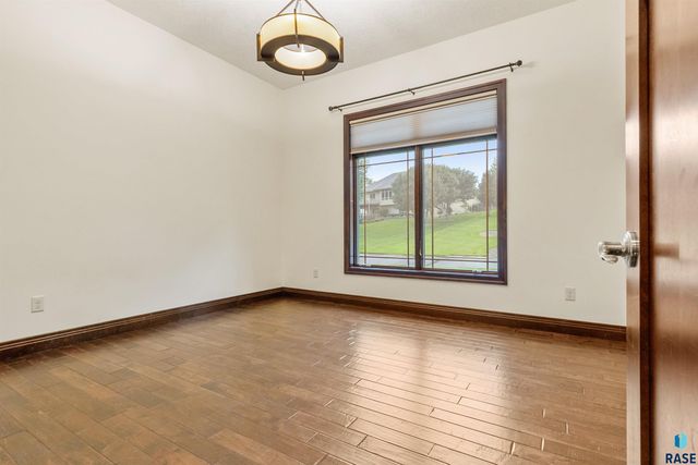 5804 S Lazy Ridge Pl Place, Sioux Falls, SD 57108