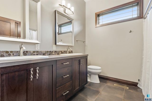 5804 S Lazy Ridge Pl Place, Sioux Falls, SD 57108