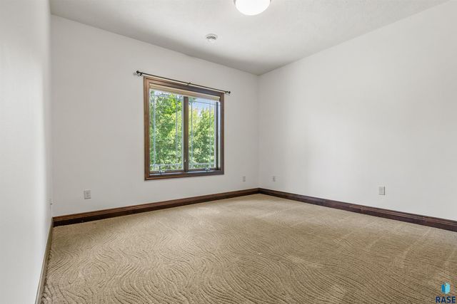 5804 S Lazy Ridge Pl Place, Sioux Falls, SD 57108