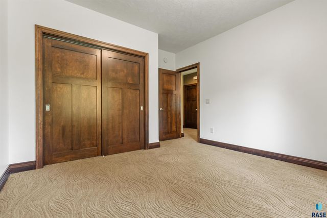5804 S Lazy Ridge Pl Place, Sioux Falls, SD 57108