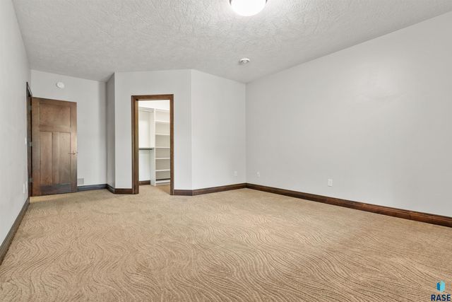 5804 S Lazy Ridge Pl Place, Sioux Falls, SD 57108
