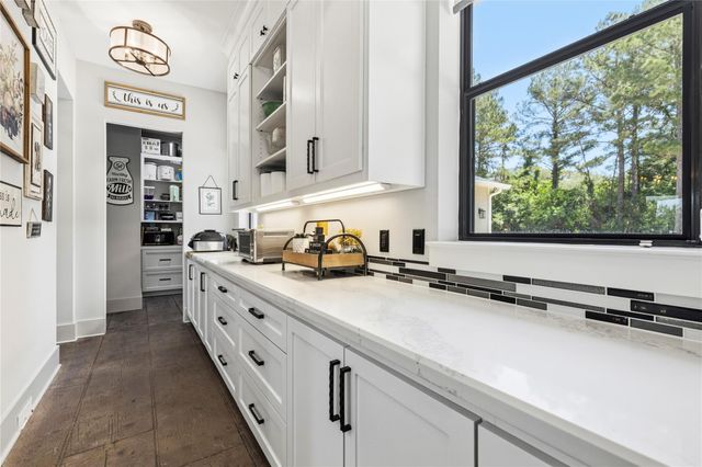 8987 Grand Lake Estates Drive, Montgomery, TX 77316