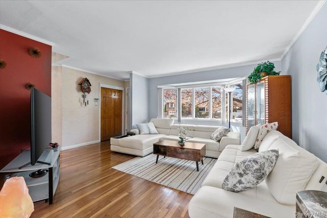 20 Pickwick Drive W, Syosset, NY 11791