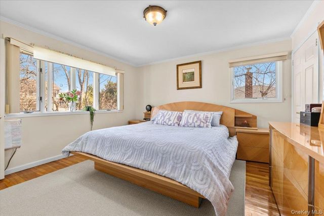 20 Pickwick Drive W, Syosset, NY 11791