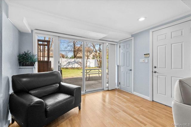 20 Pickwick Drive W, Syosset, NY 11791