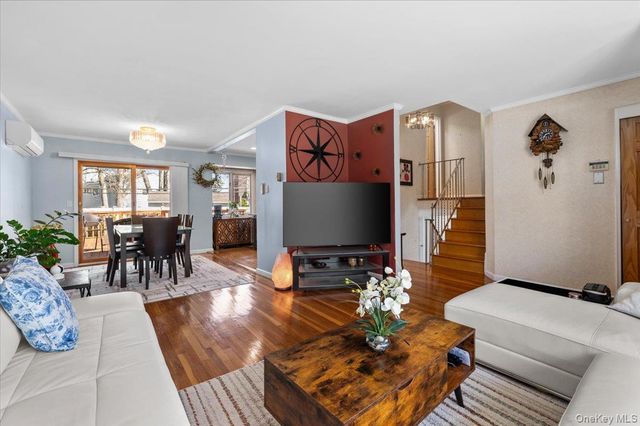 20 Pickwick Drive W, Syosset, NY 11791