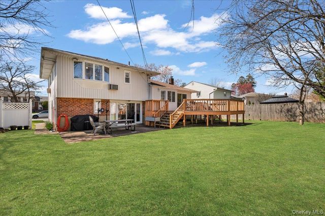 20 Pickwick Drive W, Syosset, NY 11791