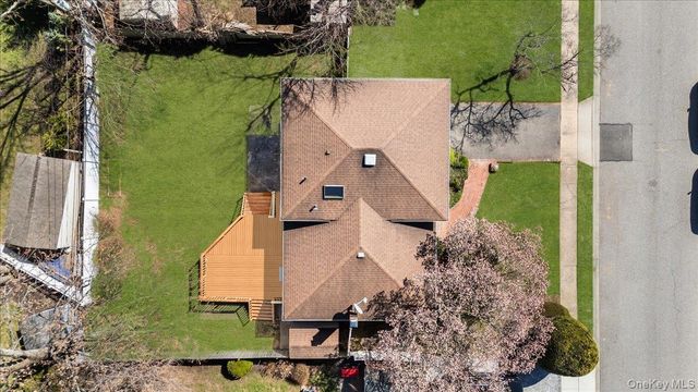 20 Pickwick Drive W, Syosset, NY 11791