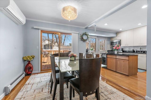 20 Pickwick Drive W, Syosset, NY 11791