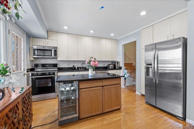 20 Pickwick Drive W, Syosset, NY 11791